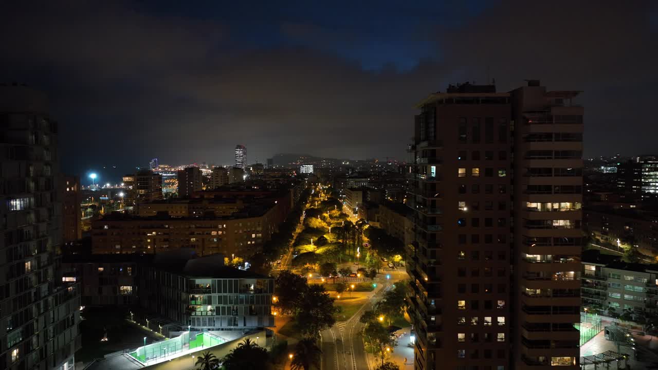 夜间照明巴塞罗那市海滩湾公寓大楼交通街道广场航拍全景4k西班牙视频素材