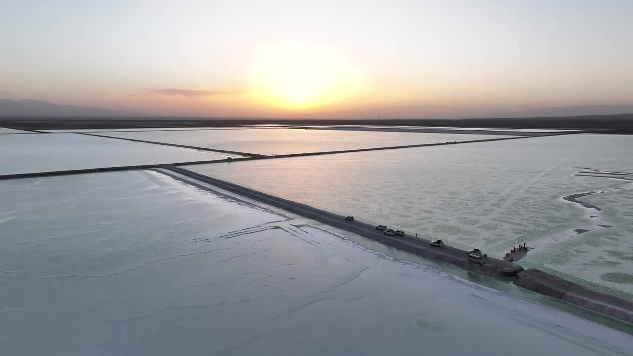 夕阳下平静的湖面视频素材