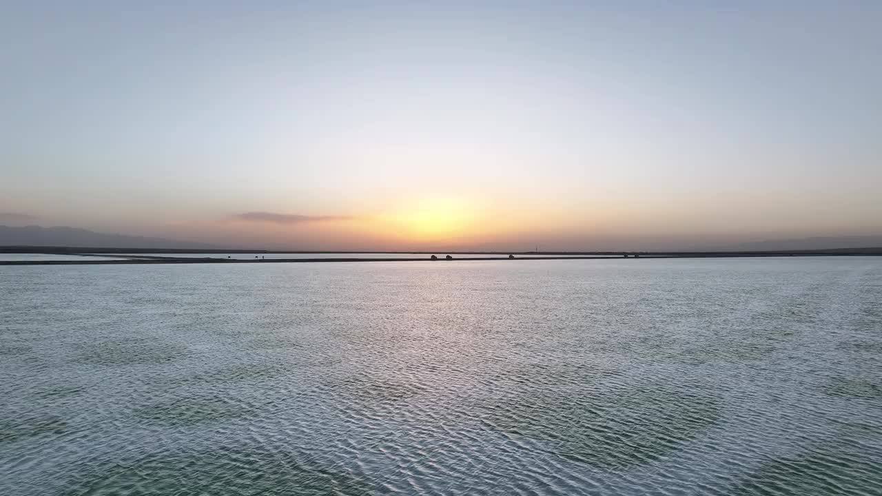 夕阳下平静的湖面视频素材