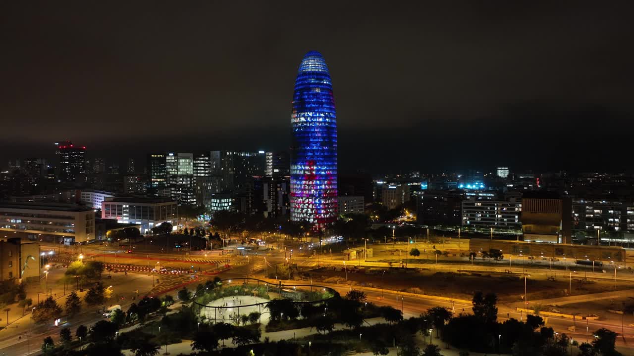 夜间照明巴塞罗那城市交通街道广场办公大楼航拍全景4k西班牙视频素材