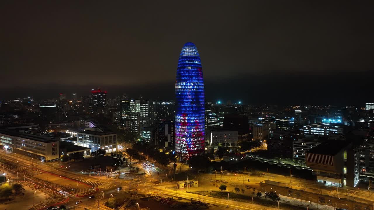 夜间照明巴塞罗那城市交通街道广场著名的办公大楼航拍全景4k西班牙视频素材