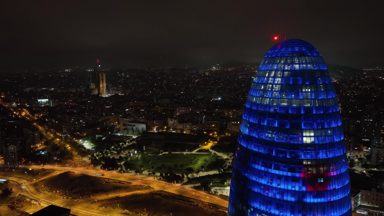 夜间照明巴塞罗那市著名的办公大楼顶部外部交通街道航拍全景4k西班牙视频素材