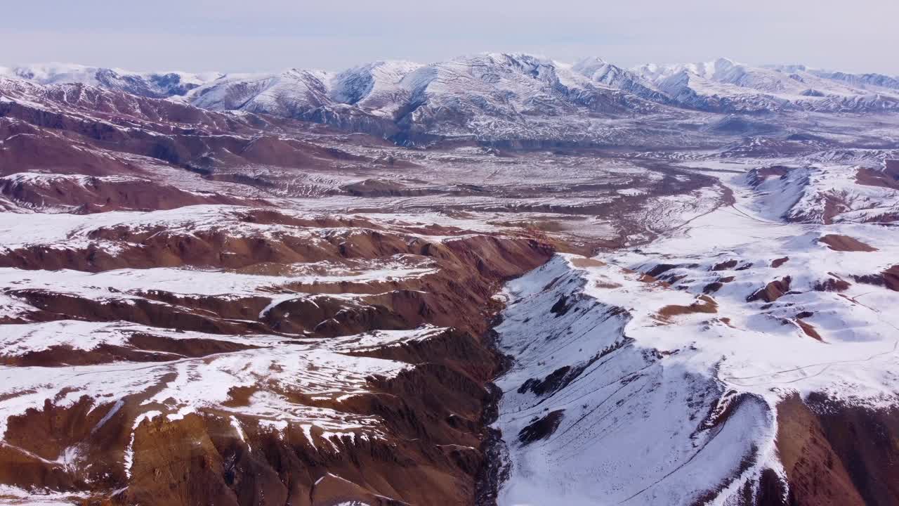无人机视野的雪山岩层与岩石地形在白天视频素材