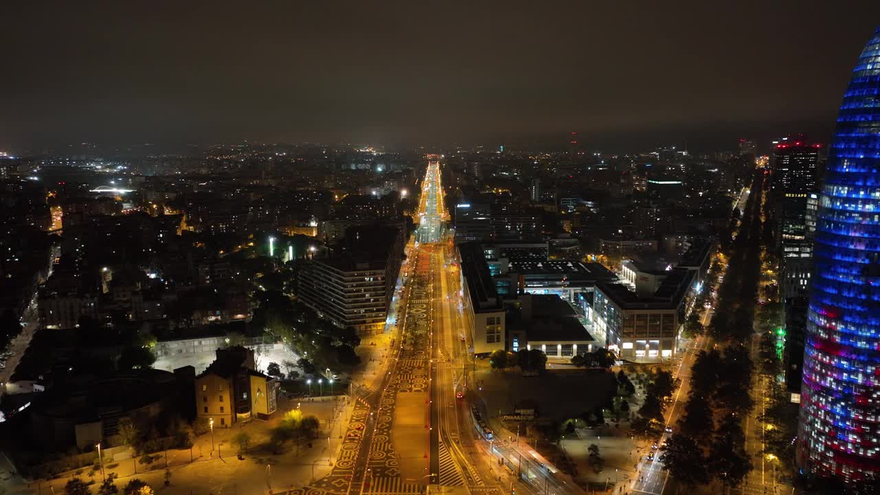 夜晚照亮巴塞罗那市著名的交通街道办公大楼航拍全景4k西班牙视频素材