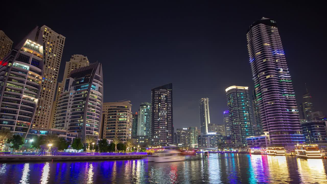 夜间照明著名的迪拜码头反射桥全景4k延时阿联酋视频素材