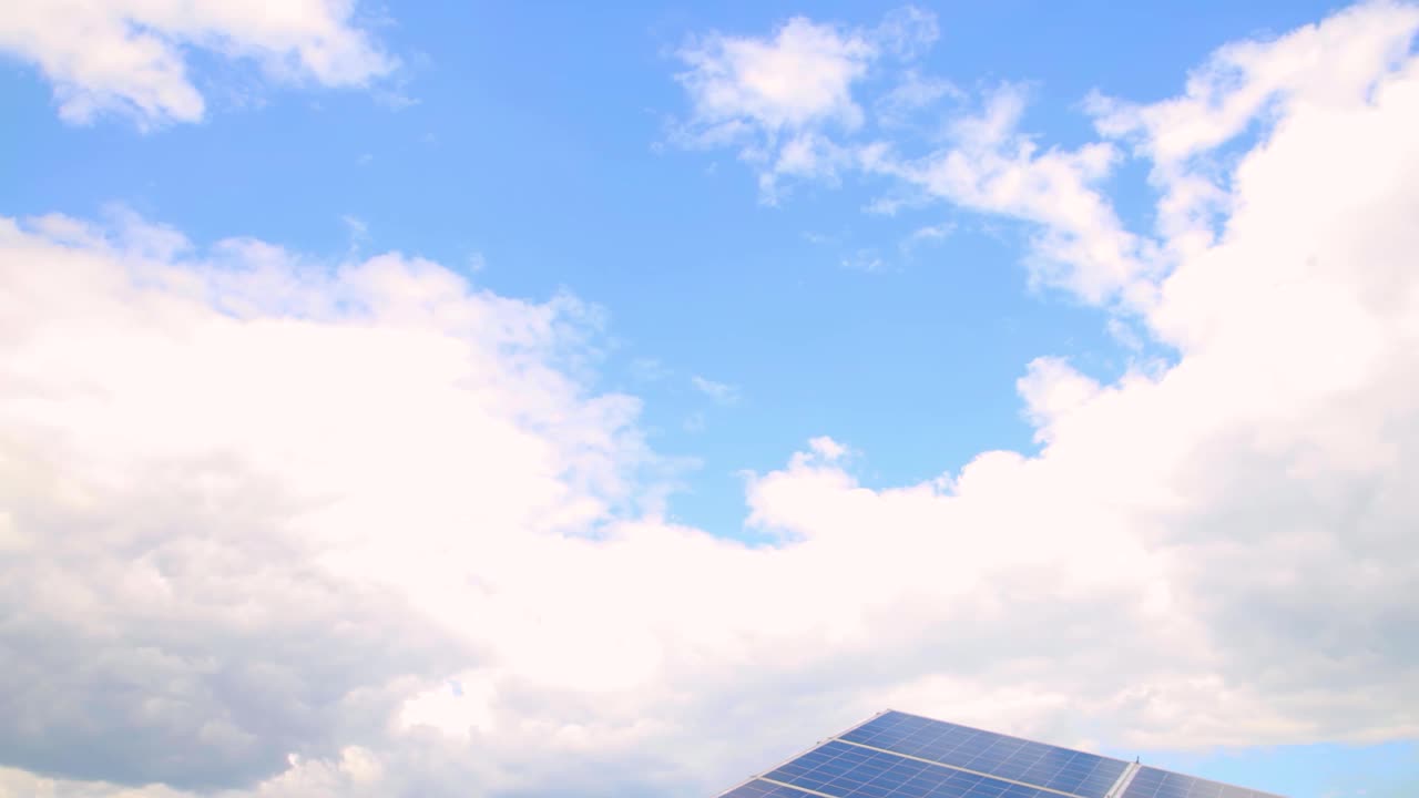 太阳能电池板安装在农村地区。太阳能发电厂在一个领域。视频素材