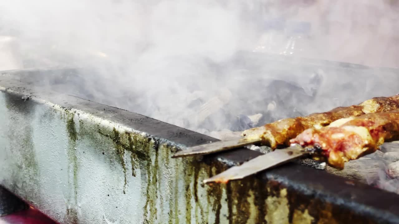 传统的土耳其烤肉串着火了视频素材