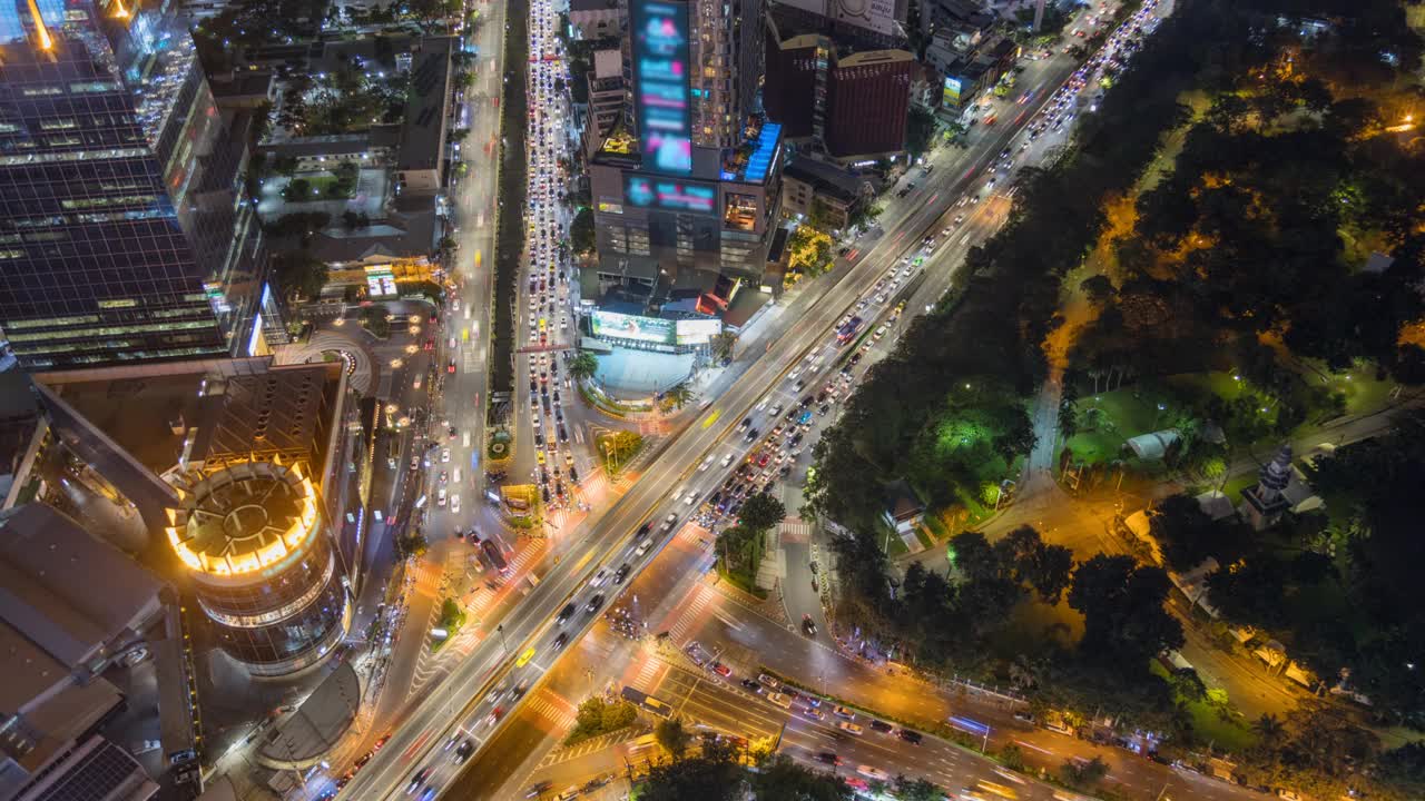 鸟瞰图萨顿路口的交通堵塞在黄昏的城市天际线。视频下载