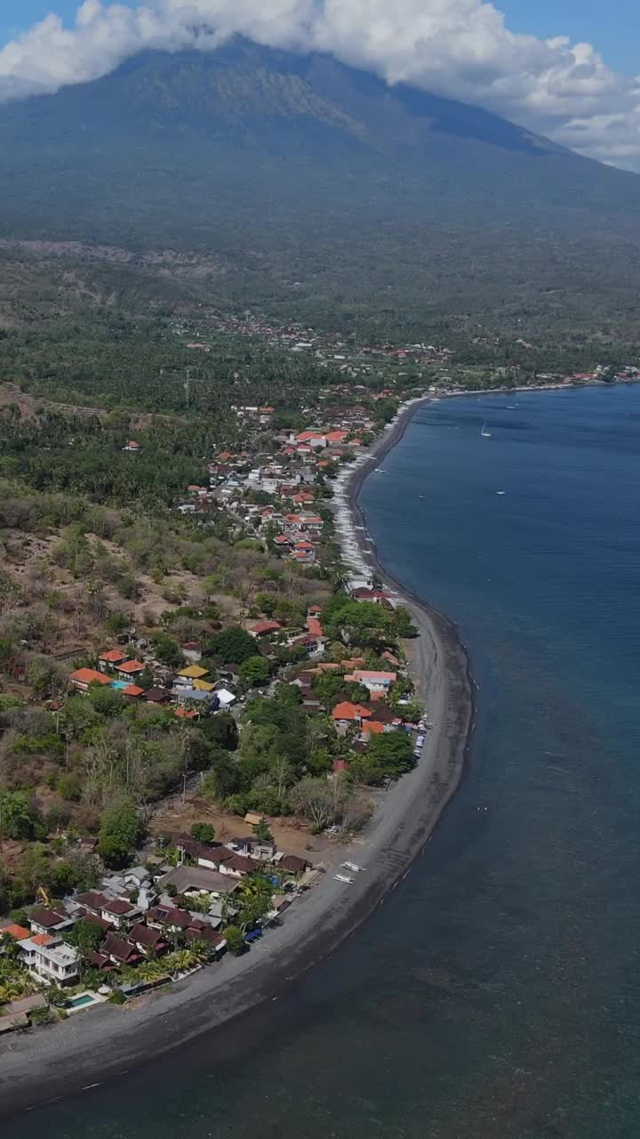 印尼，巴厘岛，阿米德，鸟瞰阿米德海滩和阿贡火山视频下载