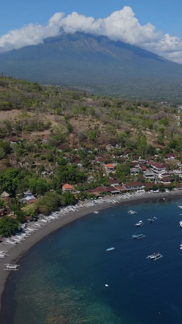 印尼，巴厘岛，阿米德，鸟瞰阿米德海滩和阿贡火山视频下载