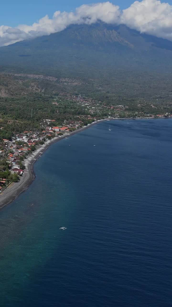 印尼，巴厘岛，阿米德，鸟瞰阿米德海滩和阿贡火山视频下载