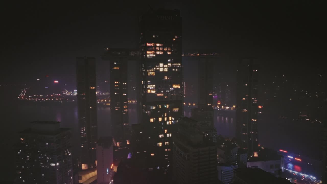 夜景中的摩天大楼和长江视频素材