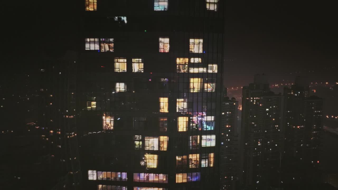 夜景中的摩天大楼和长江视频素材