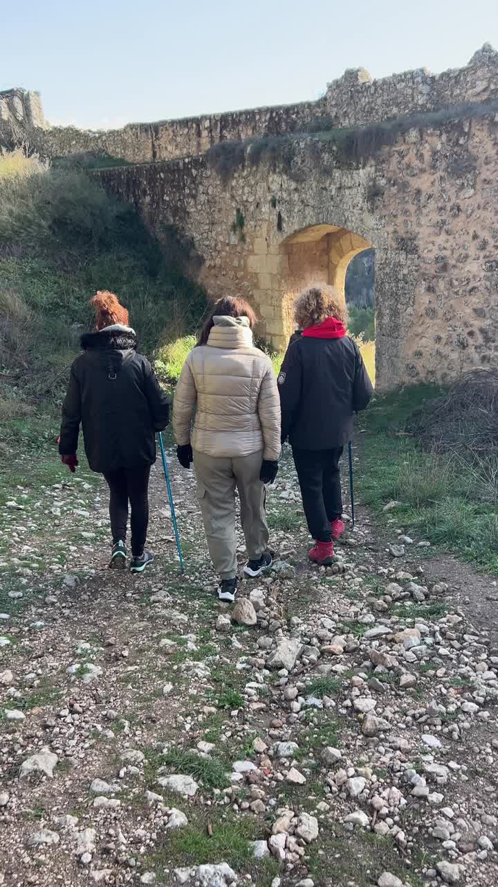 一群成年人带着十几岁的孩子在山里的废墟中跋涉视频下载