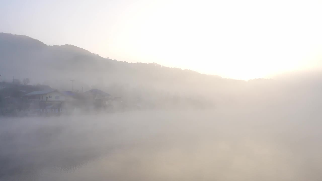 泰国北部早晨的水面上有雾视频下载