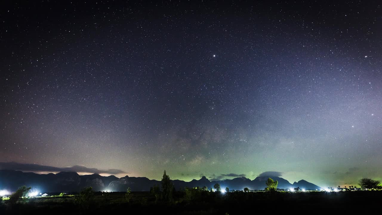 位于泰国多云山景的夜空中的一颗银河系恒星视频下载