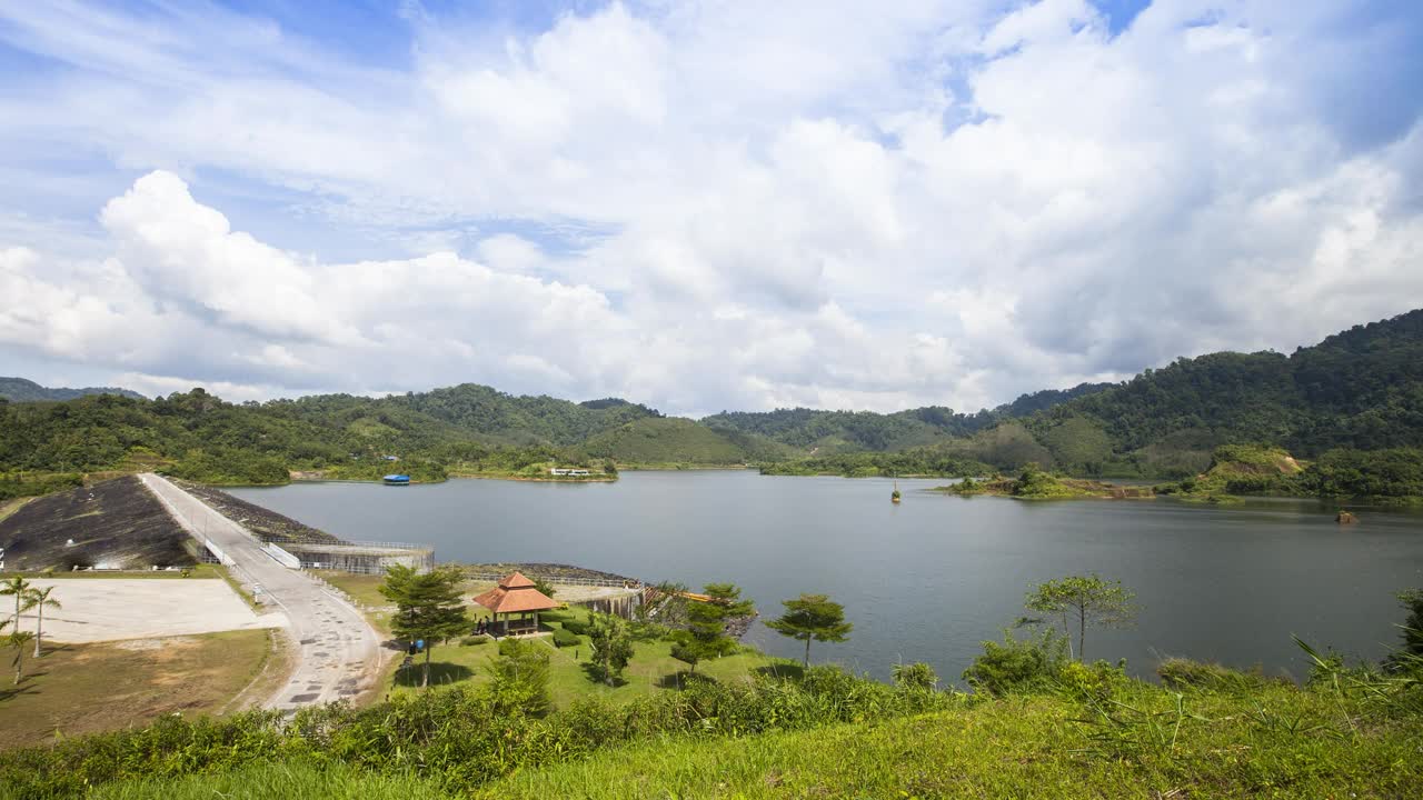 在阳光明媚的日子里，大坝里的水和山一样视频下载