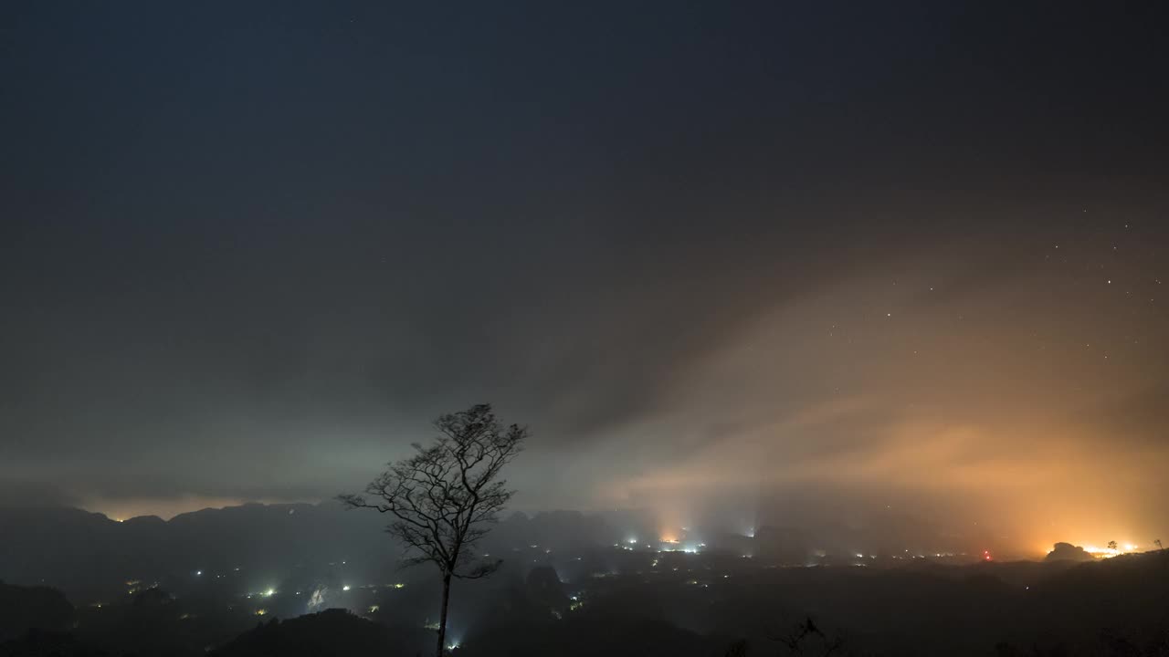 位于泰国多云山景的夜空中的一颗银河系恒星视频素材