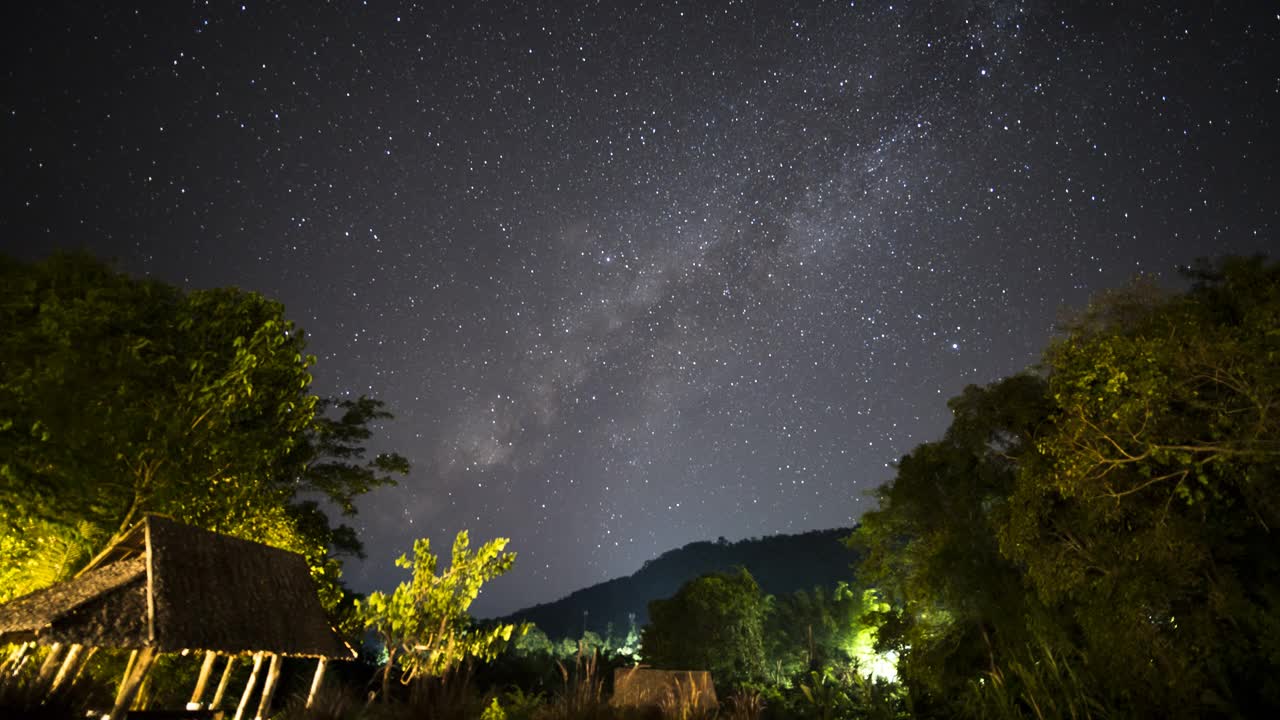 位于泰国多云山景的夜空中的一颗银河系恒星视频下载