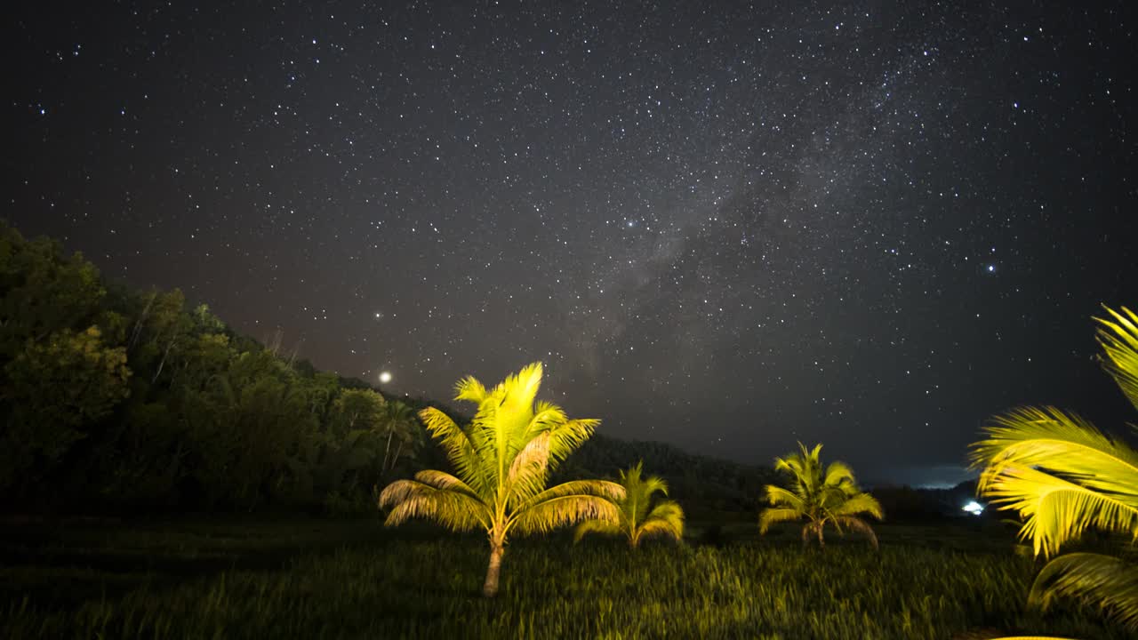 位于泰国多云山景的夜空中的一颗银河系恒星视频下载