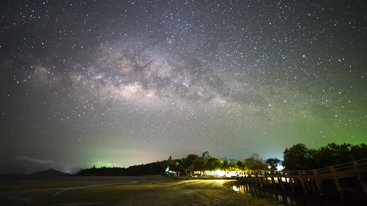 位于泰国多云山景的夜空中的一颗银河系恒星视频下载