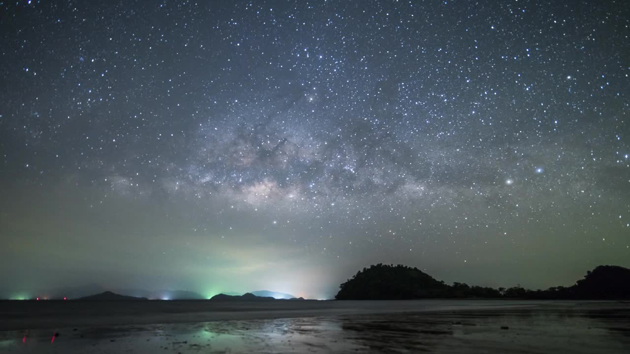 位于泰国多云山景的夜空中的一颗银河系恒星视频素材