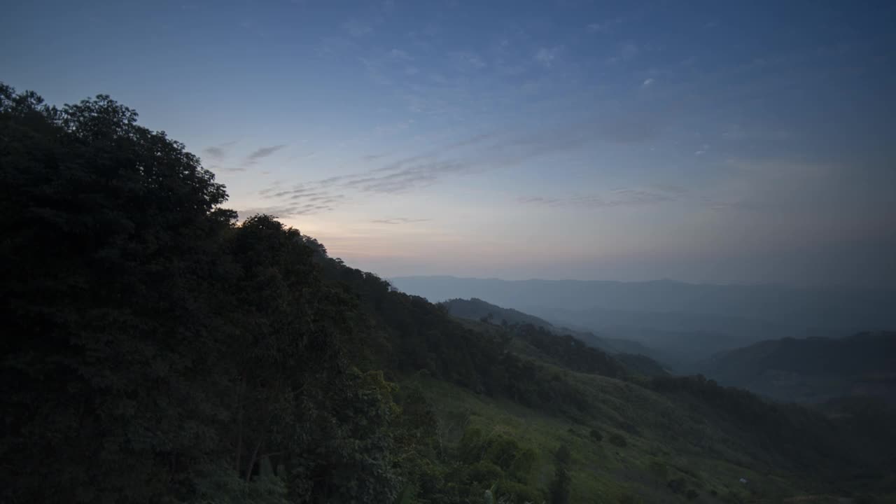 位于泰国多云山景的夜空中的一颗银河系恒星视频素材