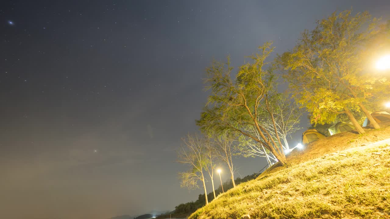 位于泰国多云山景的夜空中的一颗银河系恒星视频下载