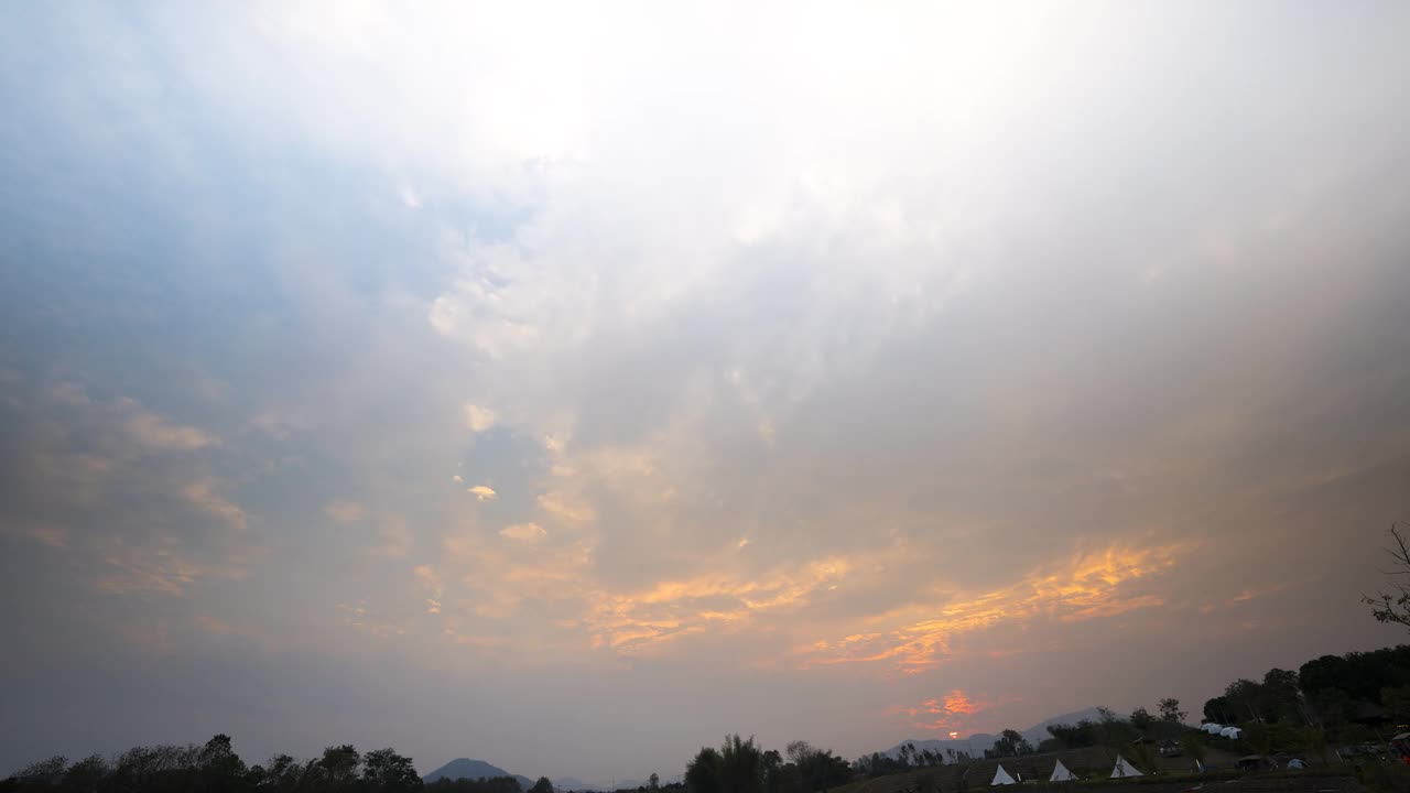 位于泰国多云山景的夜空中的一颗银河系恒星视频素材