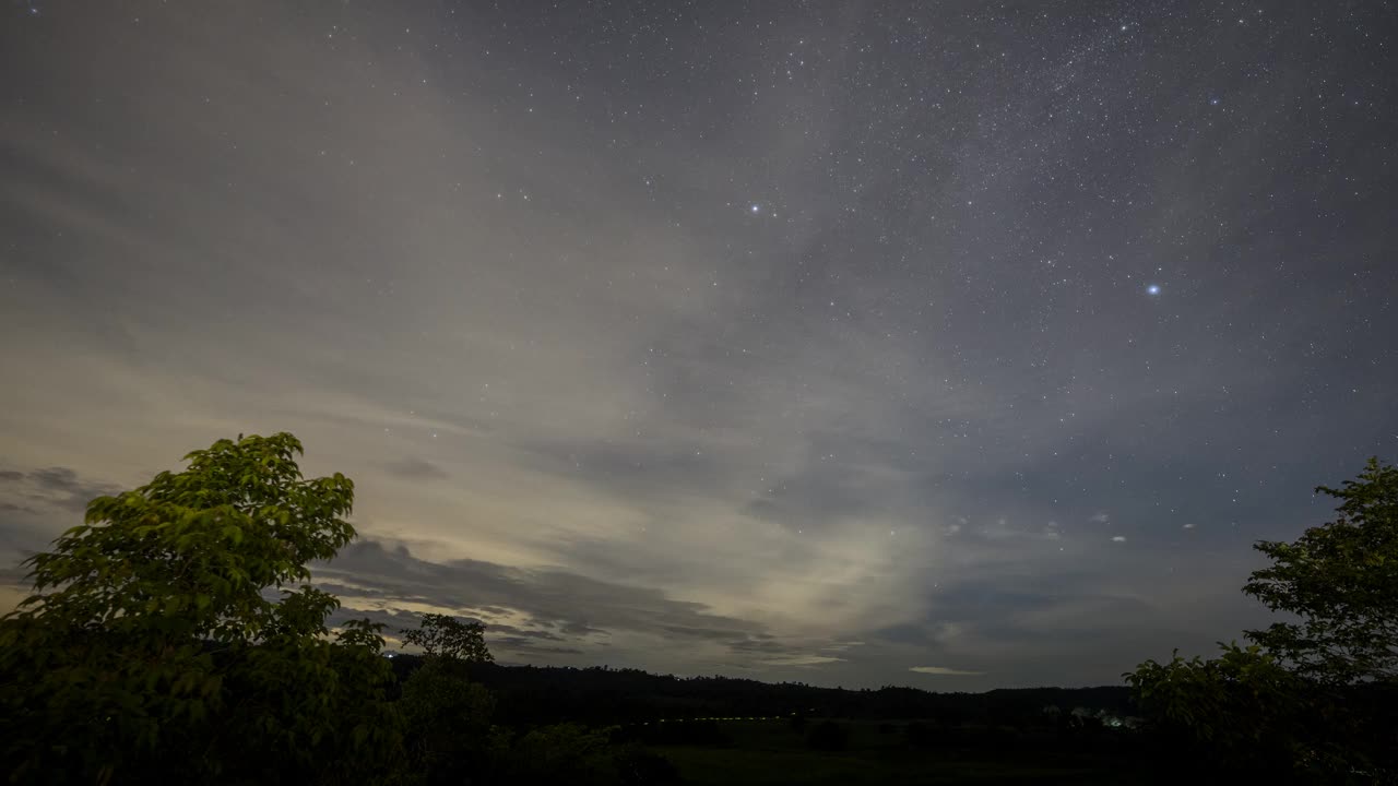 位于泰国多云山景的夜空中的一颗银河系恒星视频下载