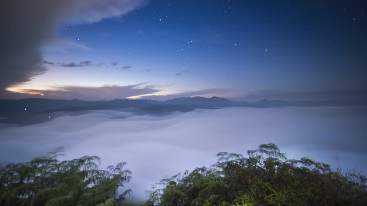 大雾和多云的山景位于泰国视频下载