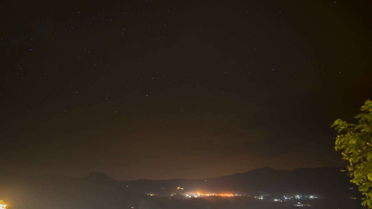 位于泰国多云山景的夜空中的一颗银河系恒星视频素材