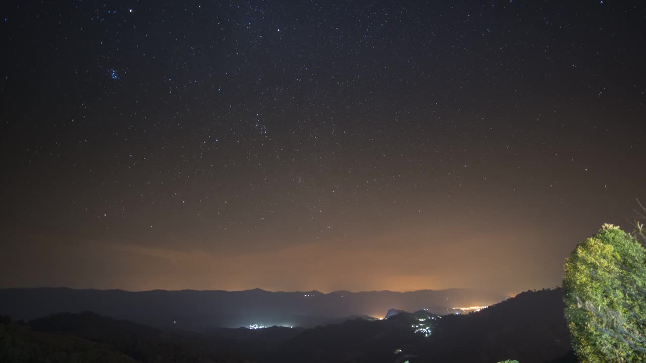 位于泰国多云山景的夜空中的一颗银河系恒星视频下载