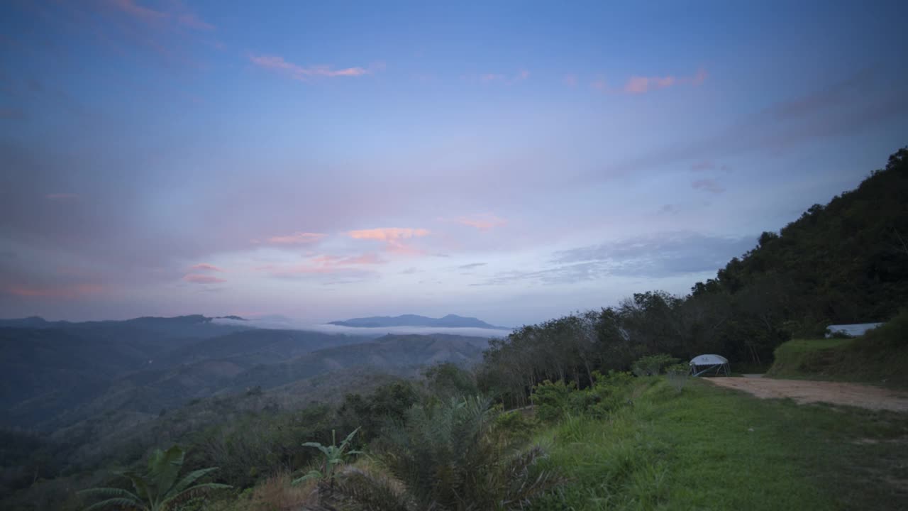 位于泰国多云山景的夜空中的一颗银河系恒星视频素材