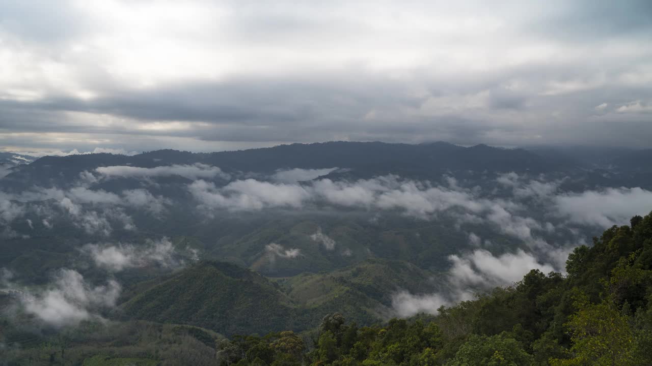 大雾和多云的山景位于泰国视频下载