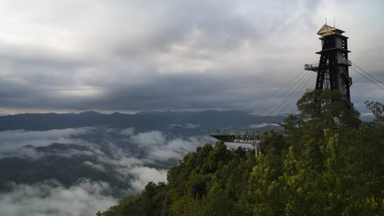 大雾和多云的山景位于泰国视频素材