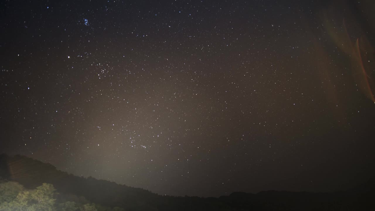 位于泰国多云山景的夜空中的一颗银河系恒星视频素材