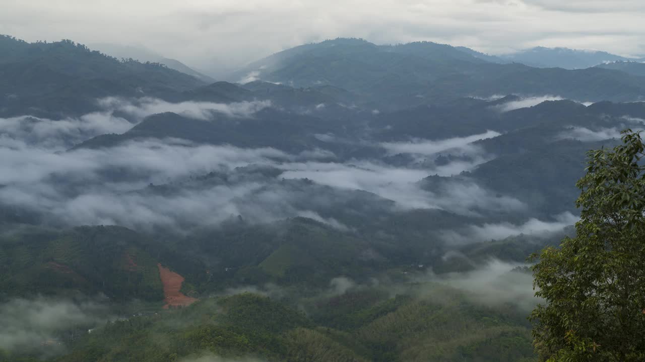 大雾和多云的山景位于泰国视频素材