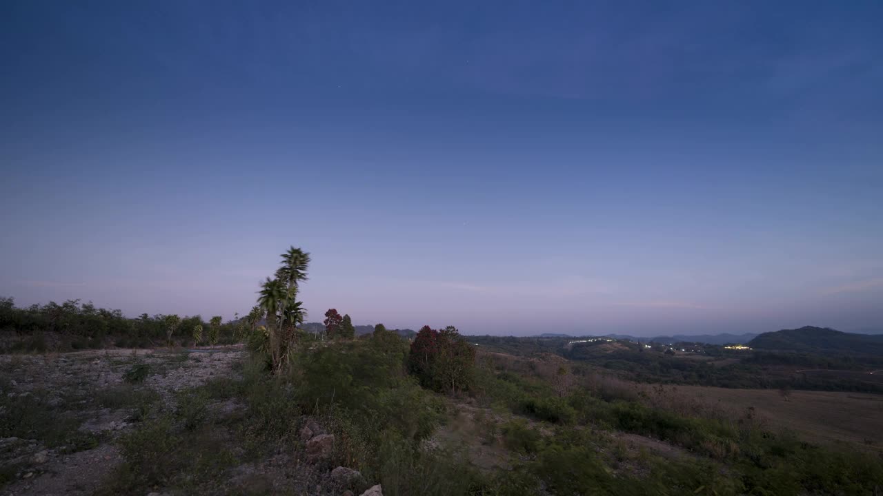 位于泰国多云山景的夜空中的一颗银河系恒星视频素材