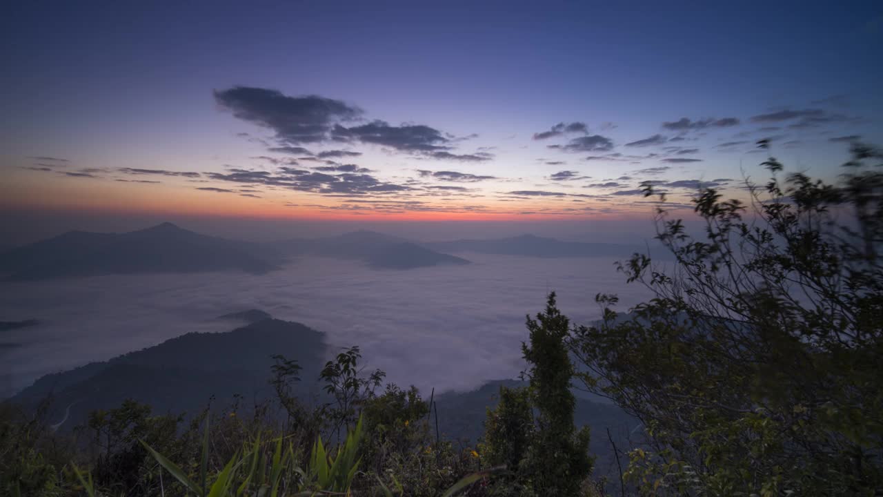 大雾和多云的山景位于泰国视频下载