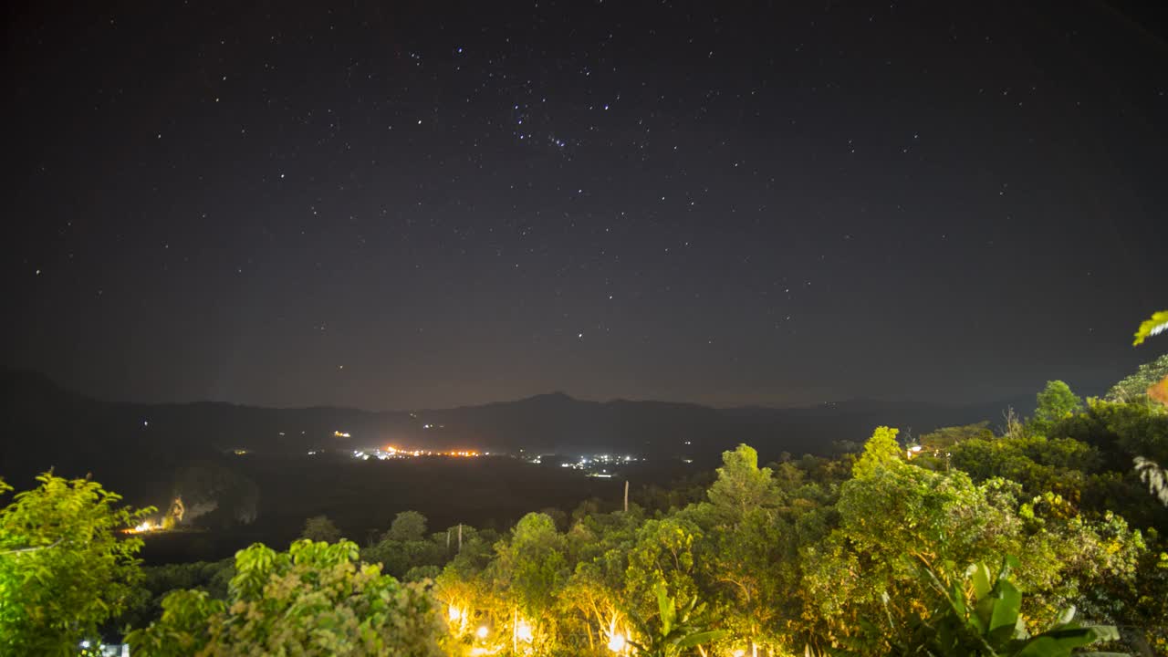 位于泰国多云山景的夜空中的一颗银河系恒星视频素材