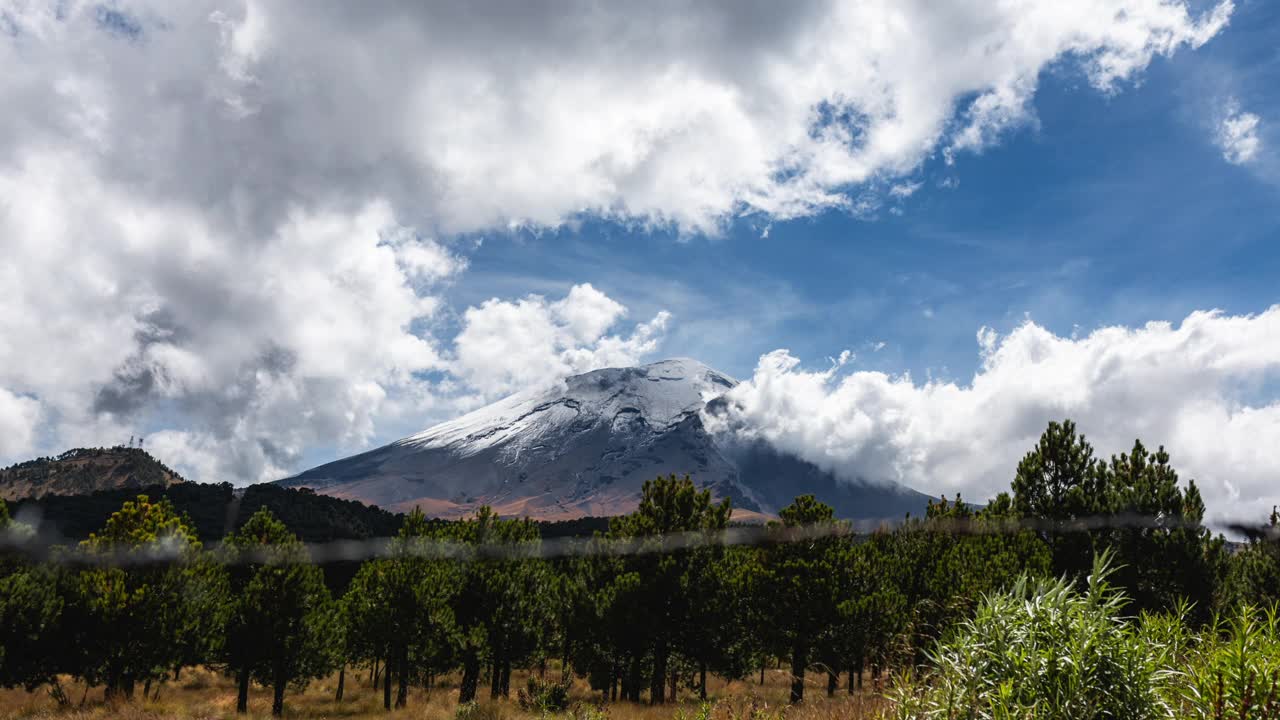 火山烟雾和云层在墨西哥中部波波卡特佩特尔周围的大气中翻滚。间隔拍摄视频素材