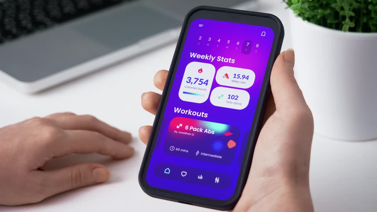 在智能手机上跟踪健身目标。使用手机app查看锻炼数据。视频素材