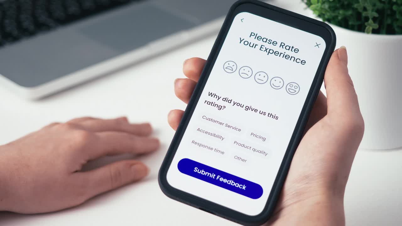 通过智能手机上的应用程序留下积极的客户反馈。良好的客户体验和良好的性能。顾客满意概念。视频素材