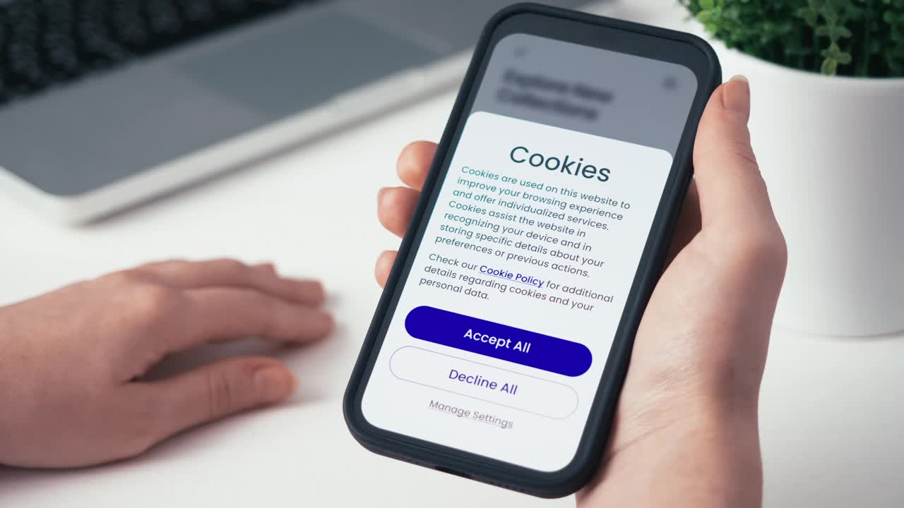 在智能手机上接受网页cookie。欧盟的通用数据保护条例GDPR。视频素材