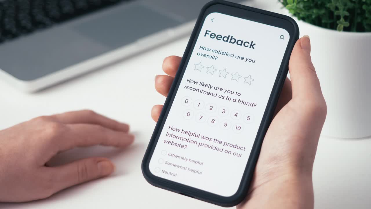 使用智能手机进行在线客户满意度调查。视频素材