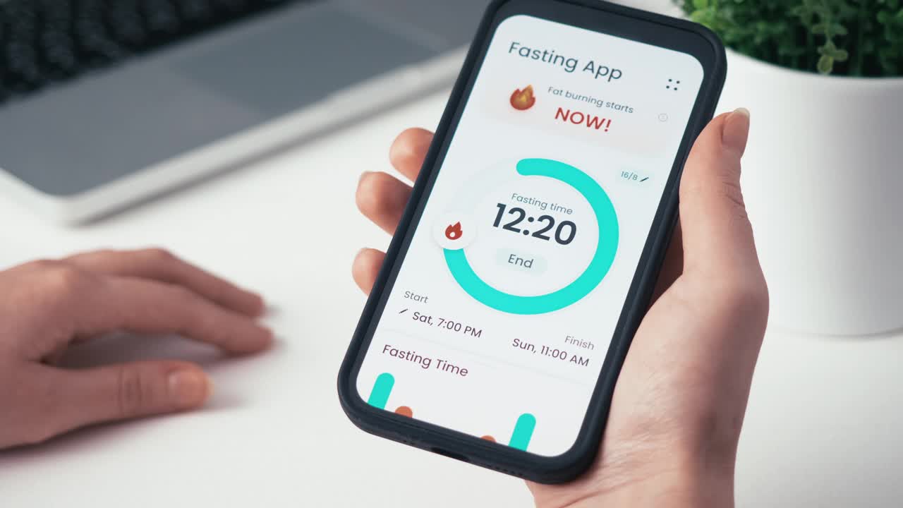 使用特殊的智能手机应用程序跟踪间歇性禁食时间。在移动应用程序的帮助下进行有时间限制的饮食。视频素材