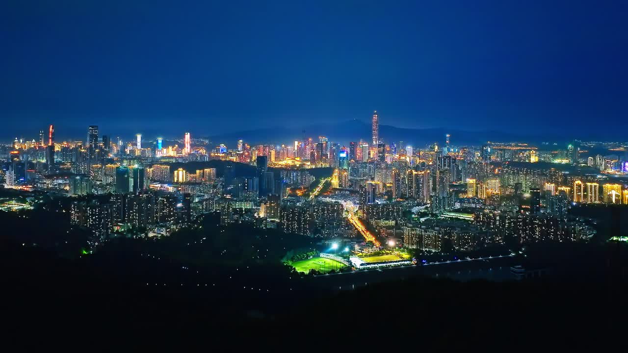 航拍的城市建筑天际线在夜间在深圳，广东省，中国视频素材