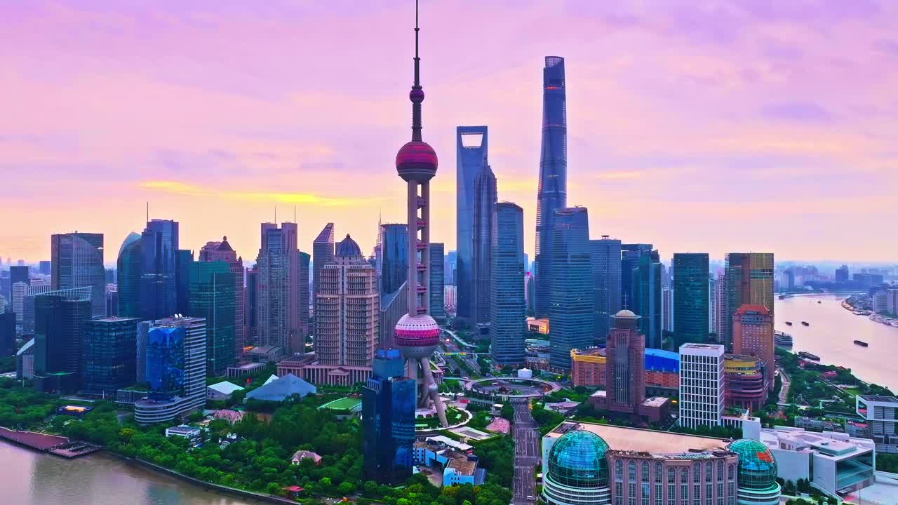 航拍的市中心建筑物天际线在日出时在上海，中国视频素材