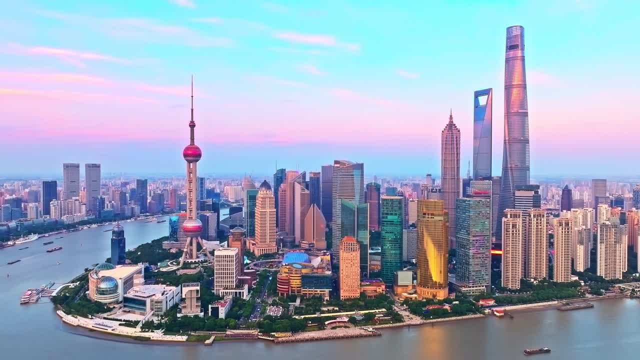 航拍的市中心建筑物天际线在日出时在上海，中国。创意类别视频没有建筑标志视频素材